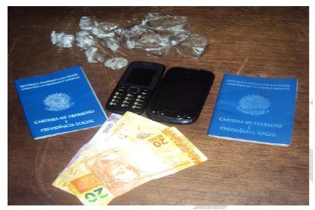 Dois suspeitos de tráfico de drogas são presos no Conjunto Água Branca